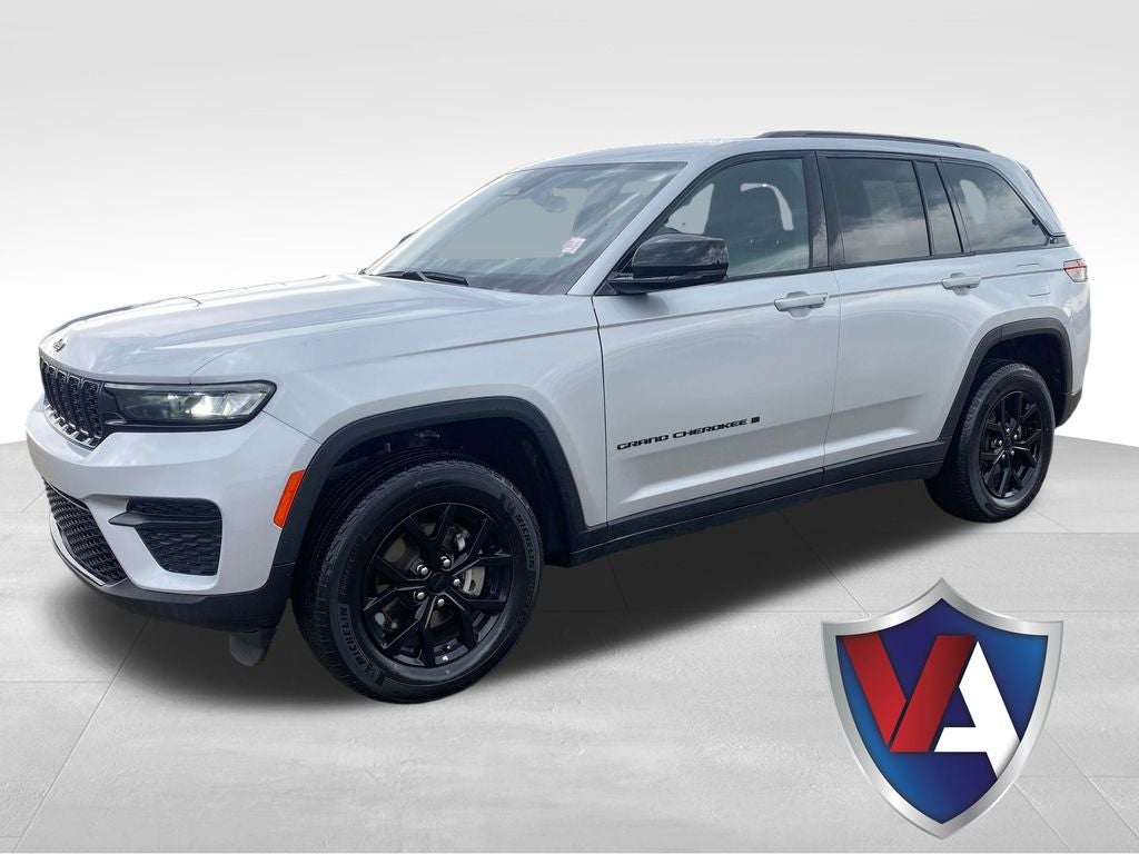 2024 Jeep Grand Cherokee Altitude 4x4 in Silver Zynith — front three-quarter view