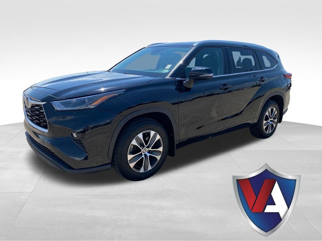 2021 Toyota Highlander XLE in Midnight Black Metallic — front three-quarter view